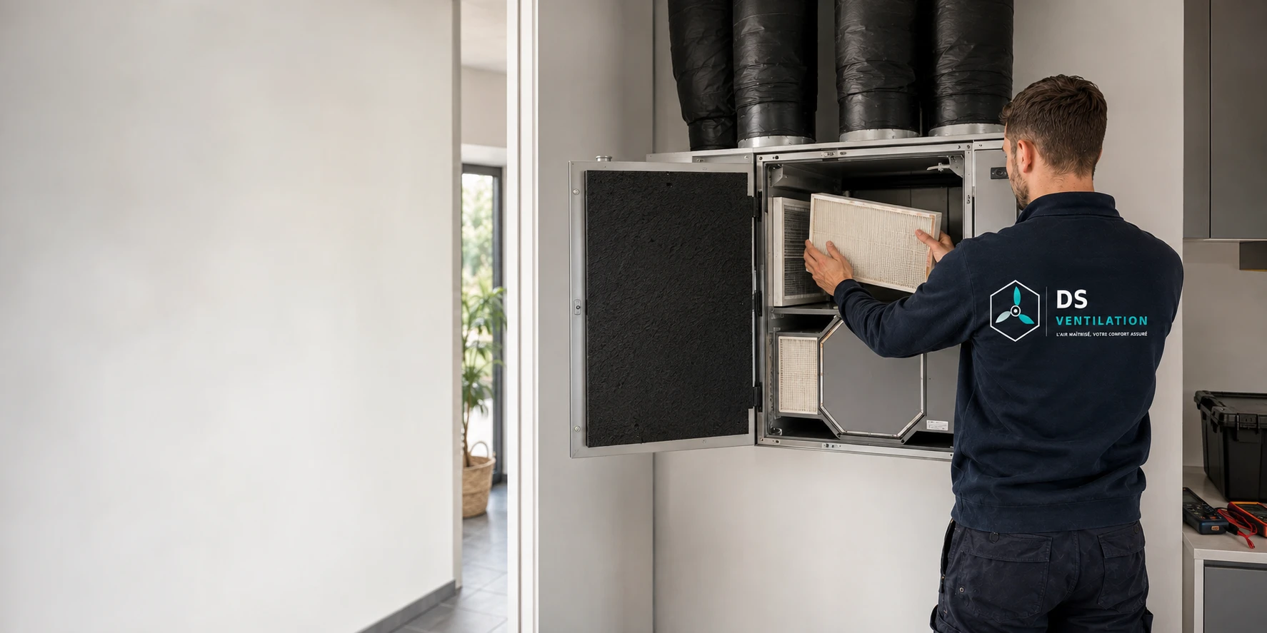 Technicien remplaçant les filtres d’un système de ventilation
